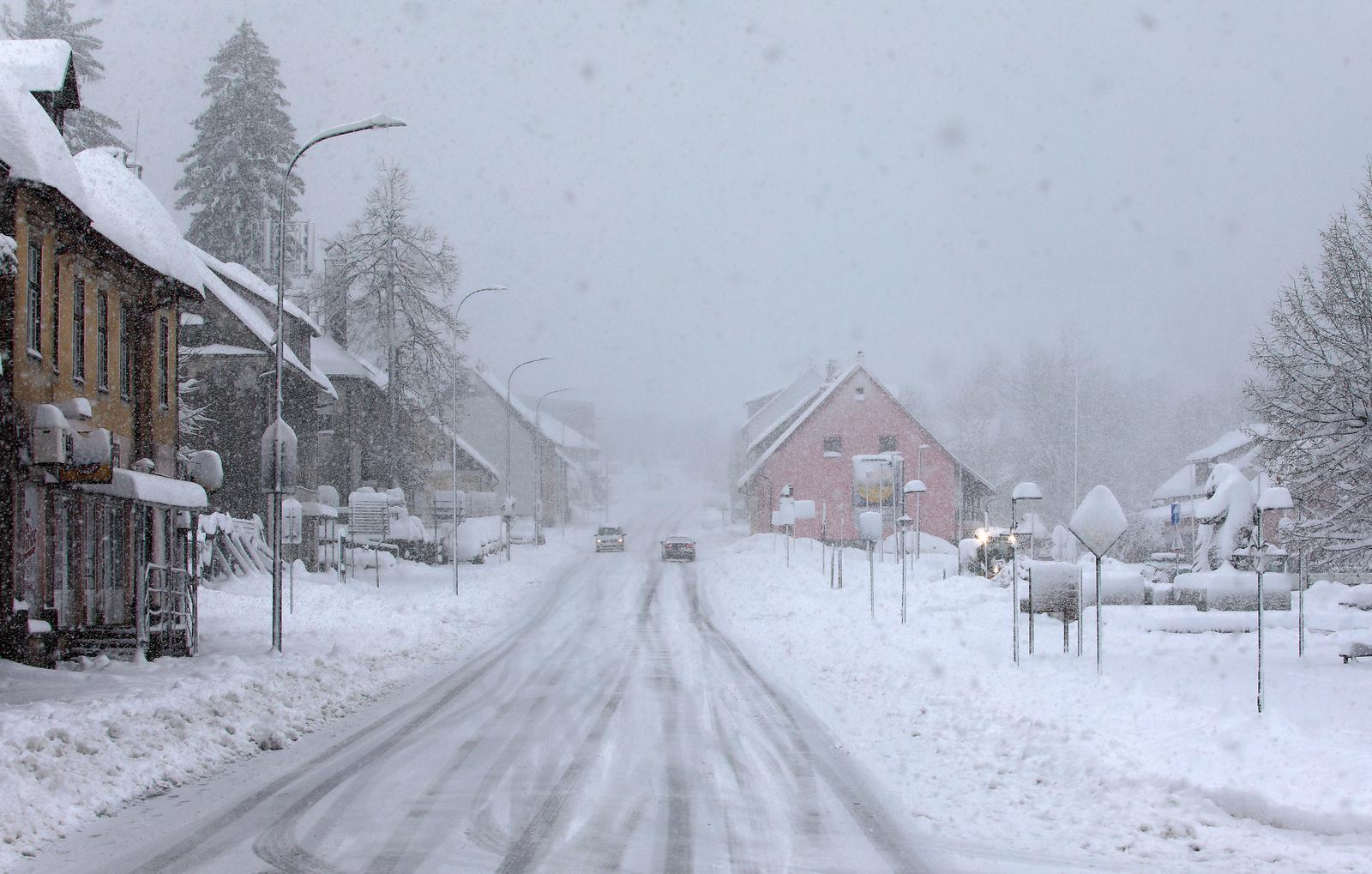 U Delnicama napadalo 40 centimetara snijega, otežan promet kroz mjesto