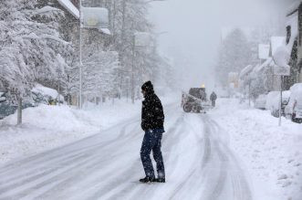 U Delnicama napadalo 40 centimetara snijega, otežan promet kroz mjesto