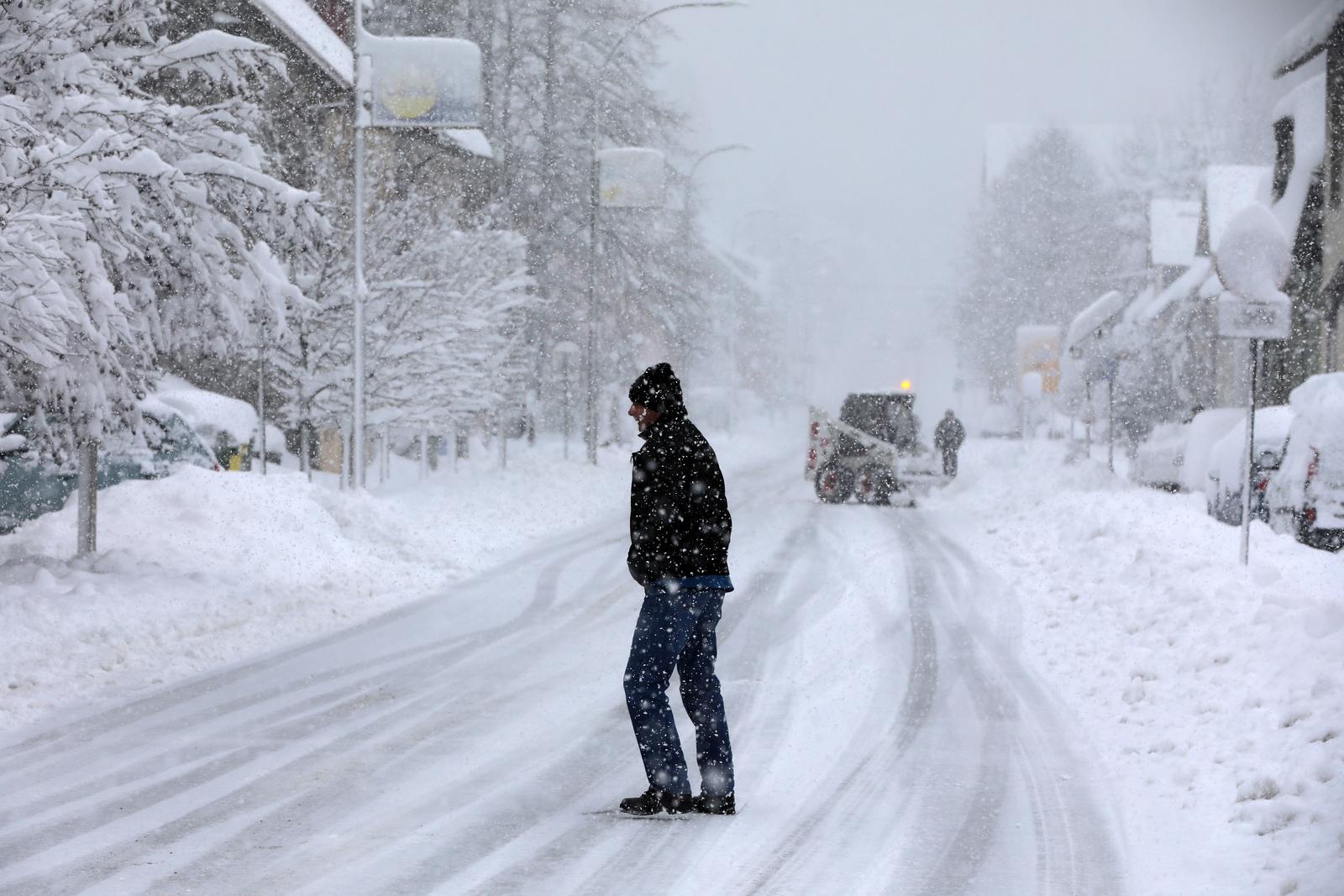 U Delnicama napadalo 40 centimetara snijega, otežan promet kroz mjesto