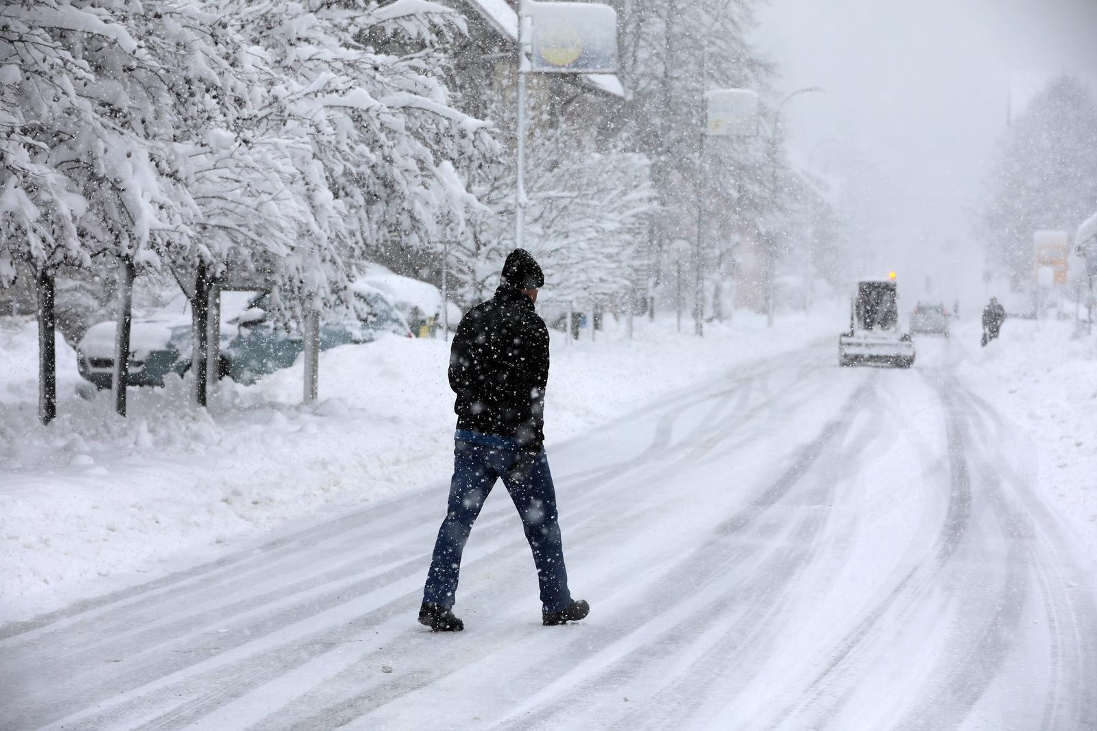 U Delnicama napadalo 40 centimetara snijega, otežan promet kroz mjesto