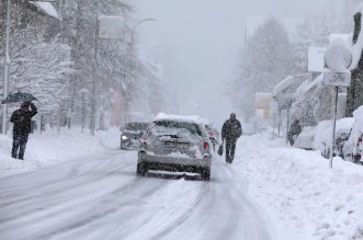 U Delnicama napadalo 40 centimetara snijega, otežan promet kroz mjesto