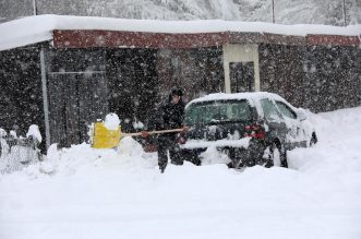 U Delnicama napadalo 40 centimetara snijega, otežan promet kroz mjesto