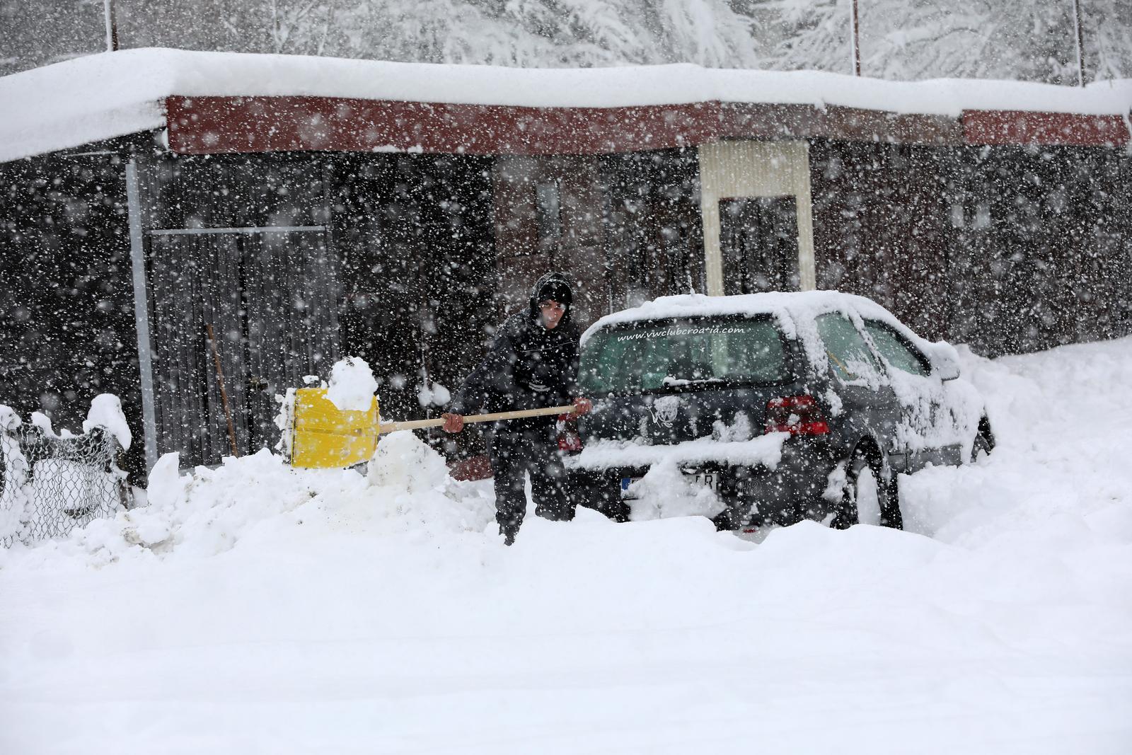 U Delnicama napadalo 40 centimetara snijega, otežan promet kroz mjesto
