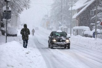 U Delnicama napadalo 40 centimetara snijega, otežan promet kroz mjesto