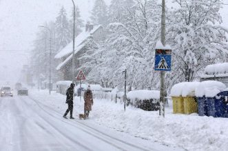 U Delnicama napadalo 40 centimetara snijega, otežan promet kroz mjesto