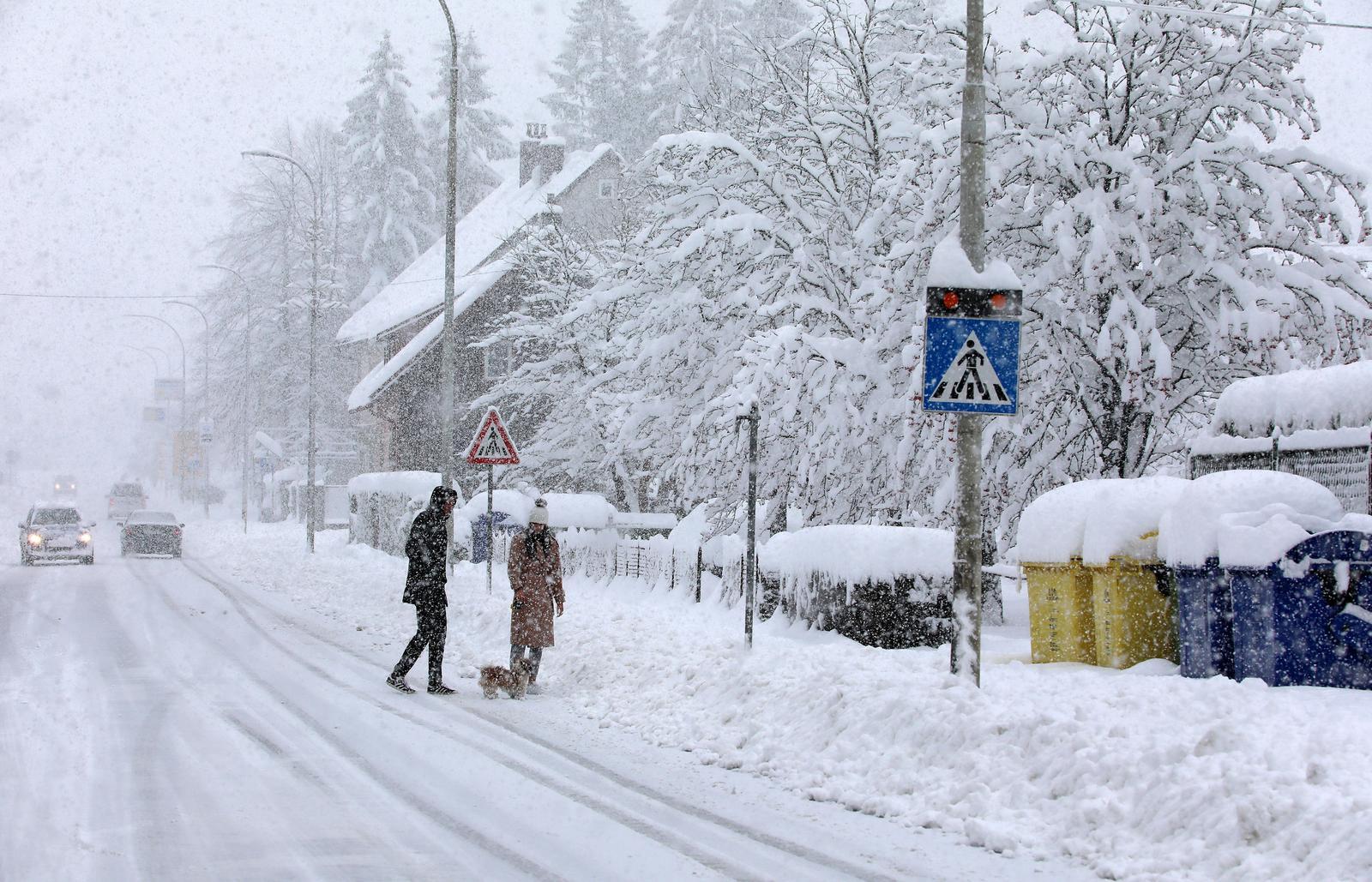 U Delnicama napadalo 40 centimetara snijega, otežan promet kroz mjesto
