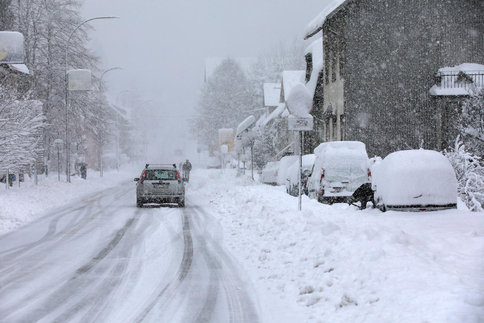 U Delnicama napadalo 40 centimetara snijega, otežan promet kroz mjesto