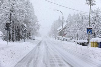 U Delnicama napadalo 40 centimetara snijega, otežan promet kroz mjesto