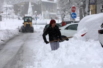 Delnice: Ralice čiste ulice, dok snijeg i dalje neumorno pada