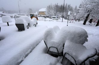 Delnice: Ralice čiste ulice, dok snijeg i dalje neumorno pada