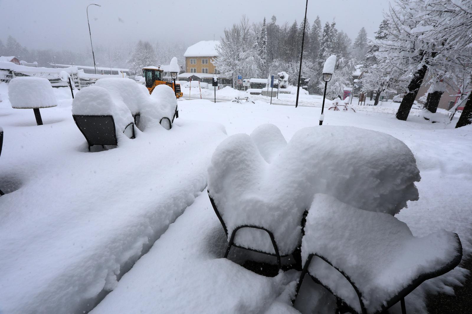 Delnice: Ralice čiste ulice, dok snijeg i dalje neumorno pada