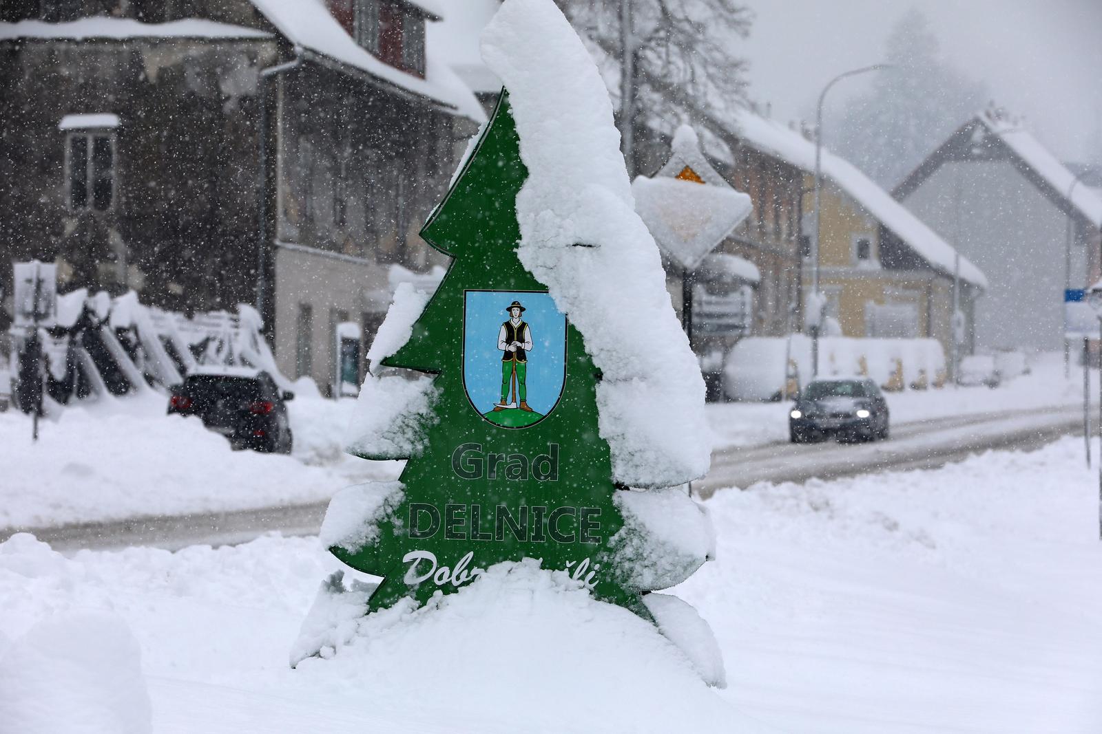 Delnice: Ralice čiste ulice, dok snijeg i dalje neumorno pada