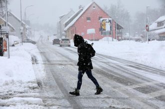 Delnice: Ralice čiste ulice, dok snijeg i dalje neumorno pada