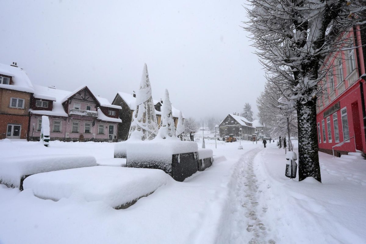 Delnice: Ralice čiste ulice, dok snijeg i dalje neumorno pada