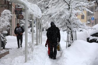 Delnice: Ralice čiste ulice, dok snijeg i dalje neumorno pada