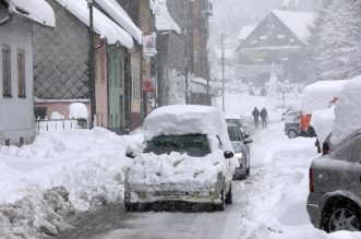 Delnice: Ralice čiste ulice, dok snijeg i dalje neumorno pada