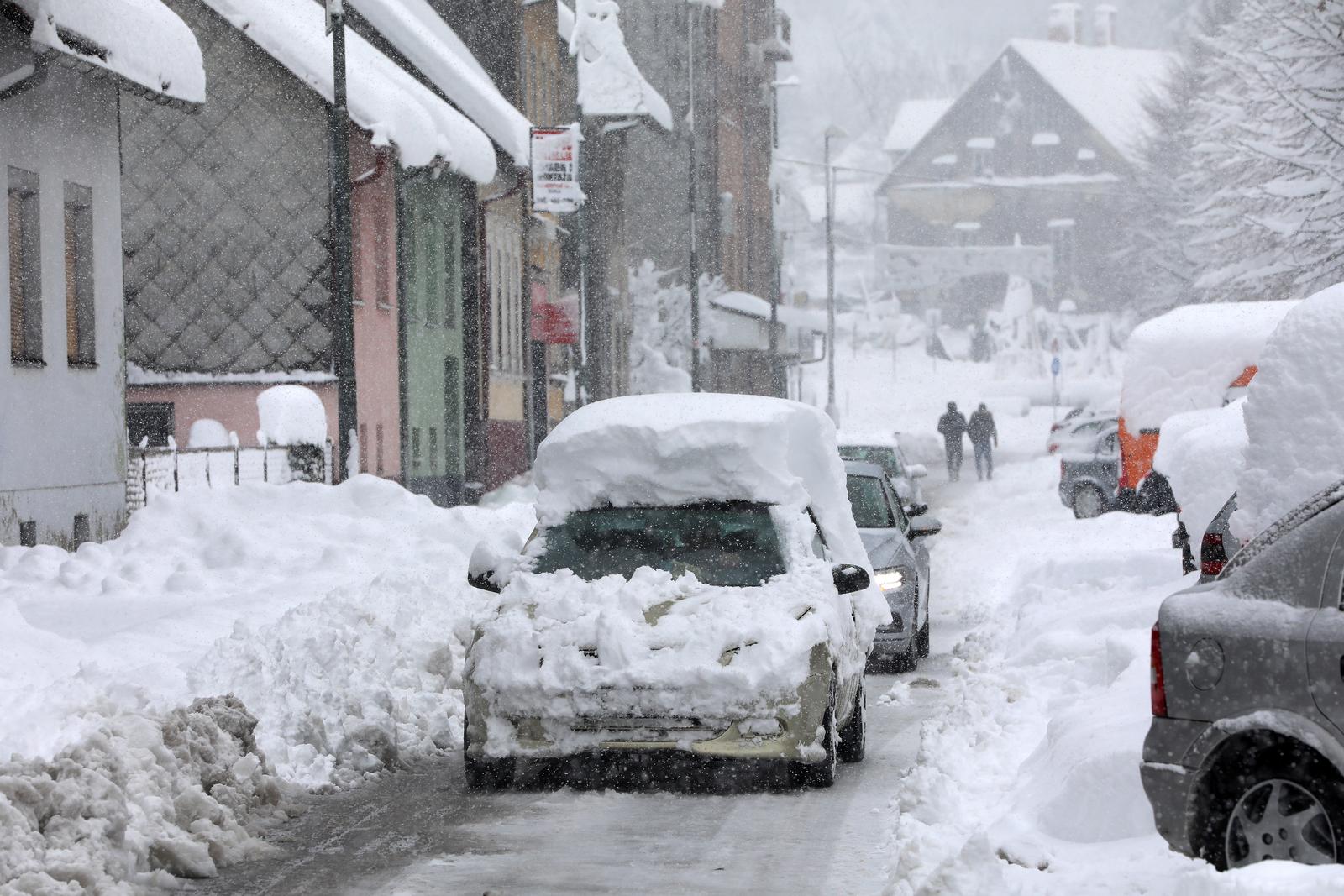 Delnice: Ralice čiste ulice, dok snijeg i dalje neumorno pada