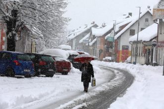 Delnice: Ralice čiste ulice, dok snijeg i dalje neumorno pada