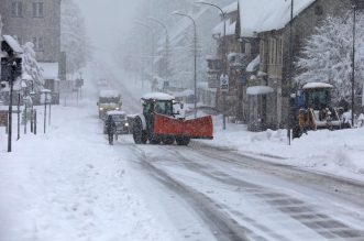 Delnice: Ralice čiste ulice, dok snijeg i dalje neumorno pada