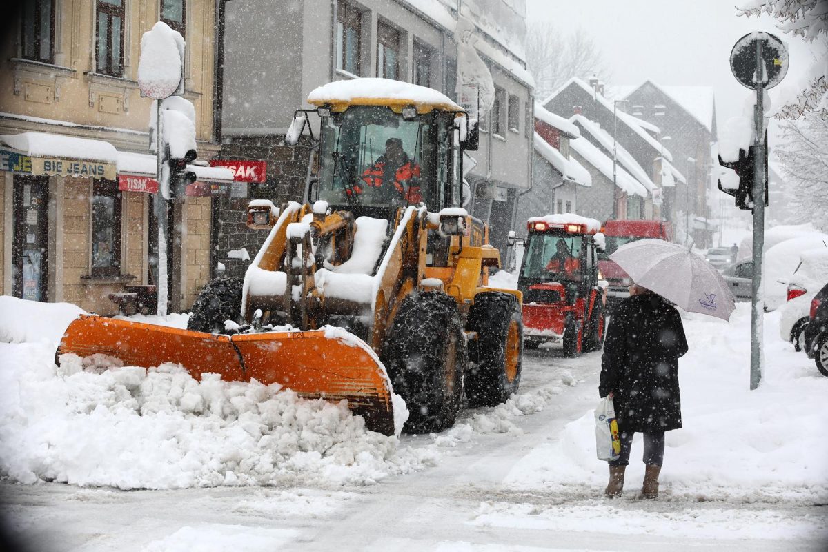 Delnice: Ralice čiste ulice, dok snijeg i dalje neumorno pada