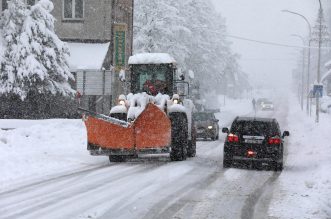 Delnice: Ralice čiste ulice, dok snijeg i dalje neumorno pada