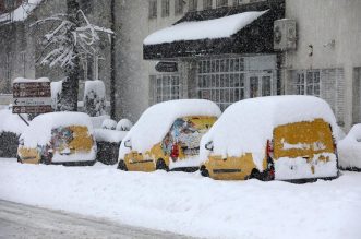 Delnice: Ralice čiste ulice, dok snijeg i dalje neumorno pada