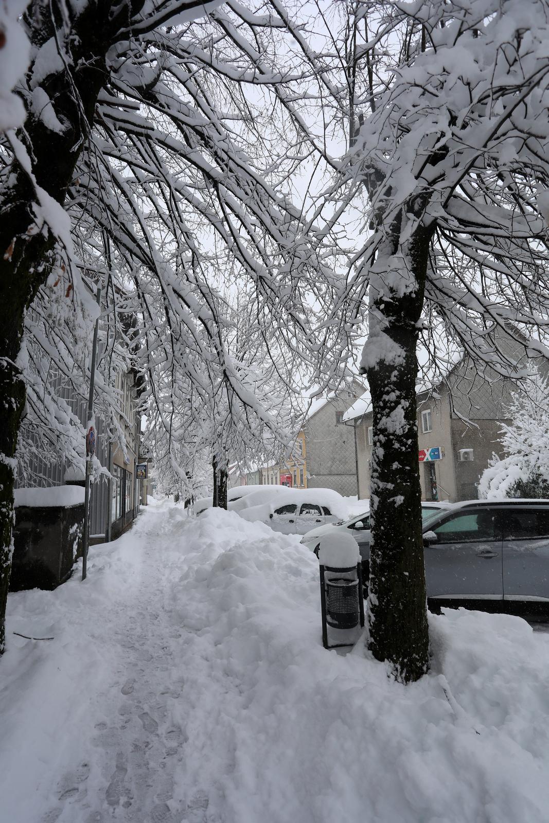 Delnice: Ralice čiste ulice, dok snijeg i dalje neumorno pada
