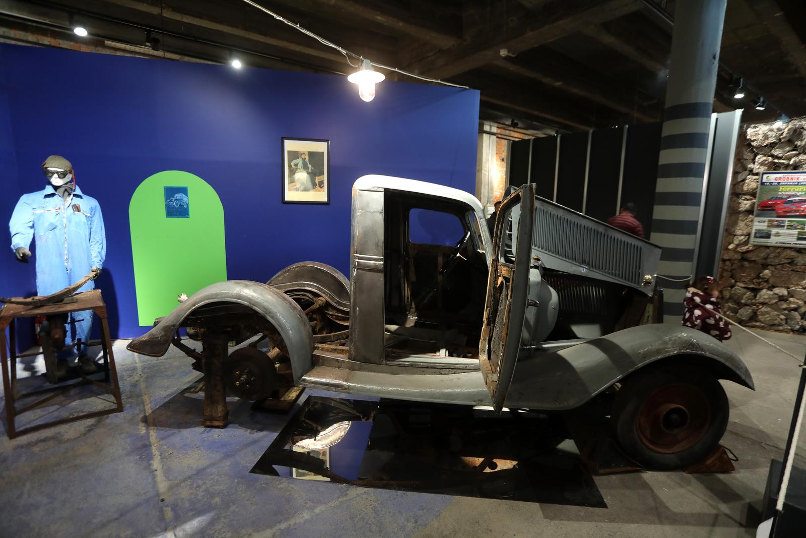 Rijeka: Izložba oldtimera, rezervnih dijelova, maketa i dječjih autića u hali Exportdrva Rijeka: Izložba oldtimera, rezervnih dijelova, maketa i dječjih autića u hali Exportdrva