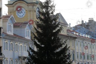 U Rijeci postavljene jelke uoči Božića