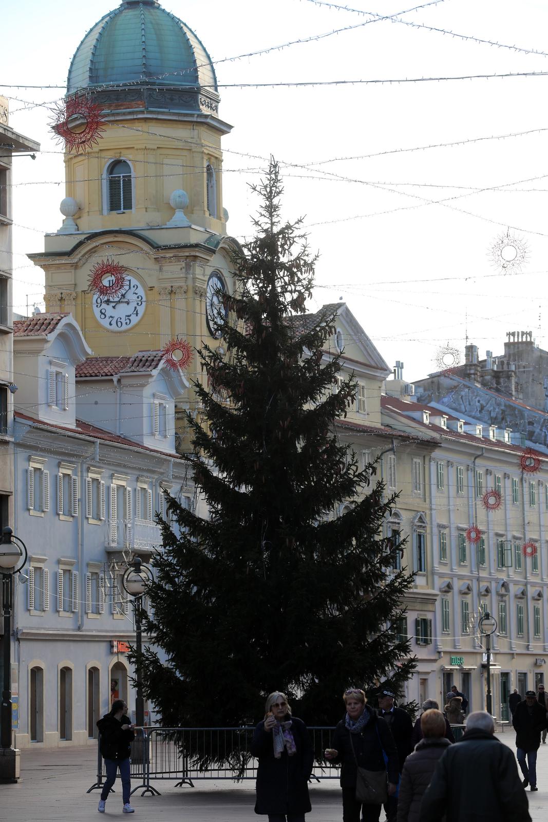 U Rijeci postavljene jelke uoči Božića U Rijeci postavljene jelke uoči Božića
