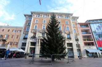 U Rijeci postavljene jelke uoči Božića