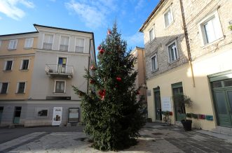 U Rijeci postavljene jelke uoči Božića