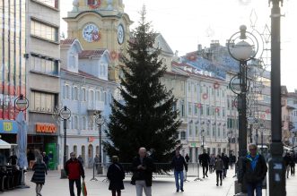 U Rijeci postavljene jelke uoči Božića