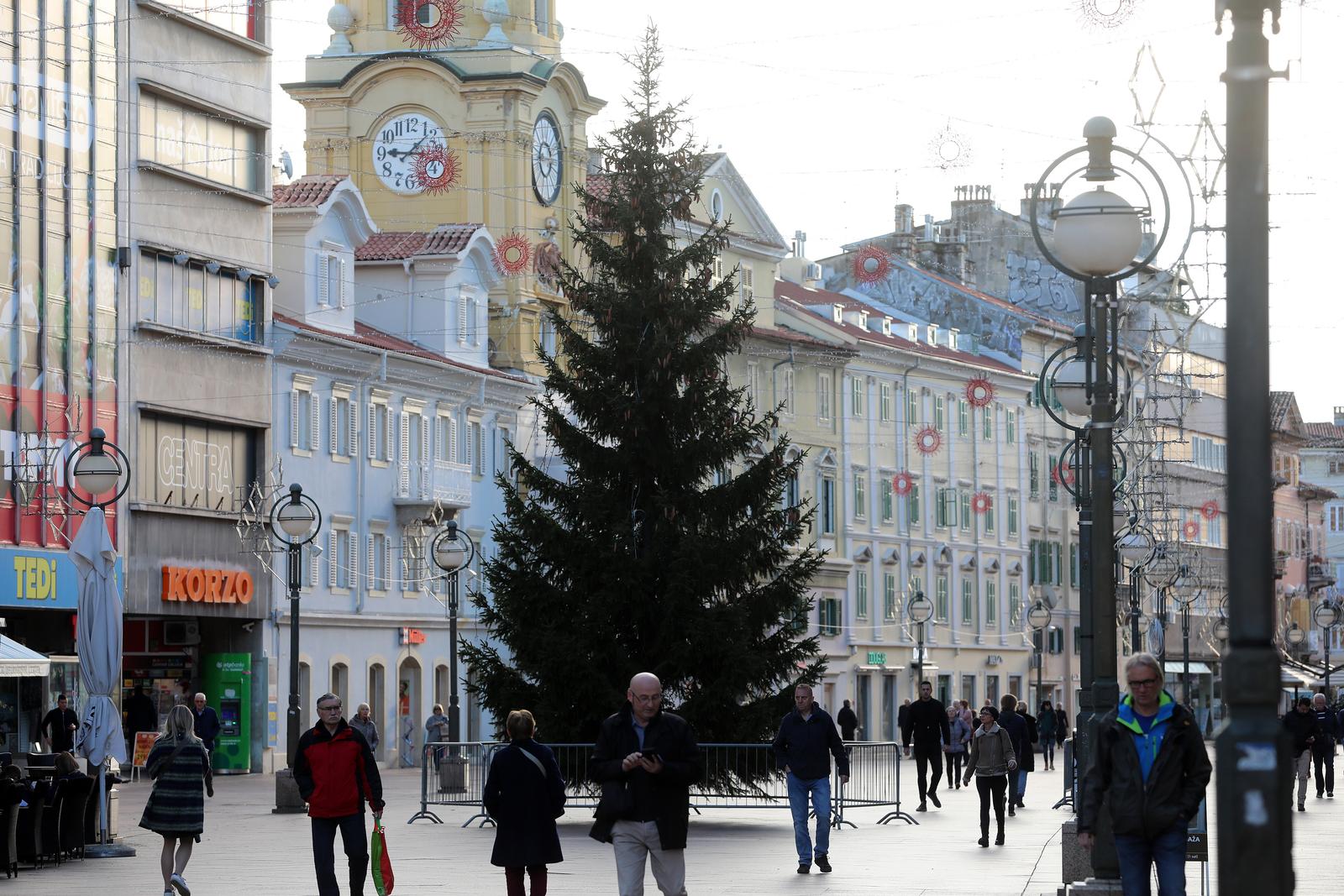 U Rijeci postavljene jelke uoči Božića U Rijeci postavljene jelke uoči Božića