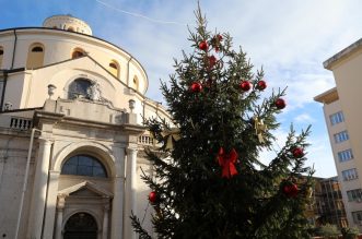 U Rijeci postavljene jelke uoči Božića