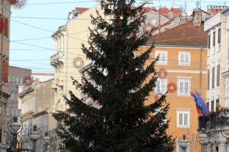 U Rijeci postavljene jelke uoči Božića