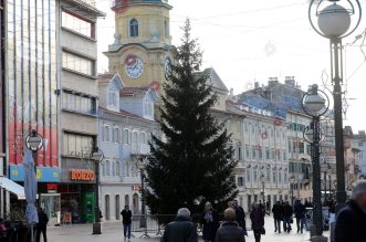 U Rijeci postavljene jelke uoči Božića