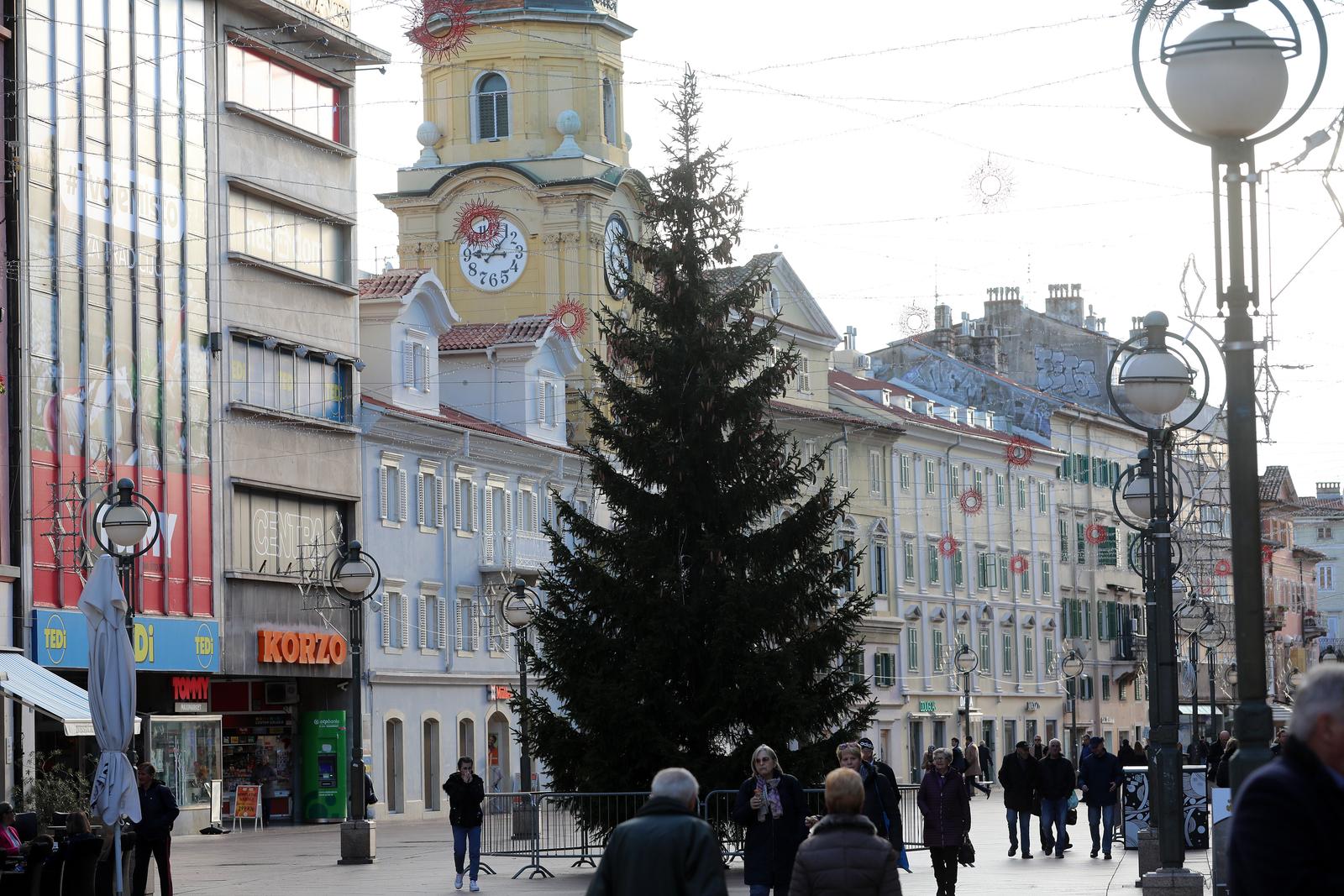 U Rijeci postavljene jelke uoči Božića U Rijeci postavljene jelke uoči Božića