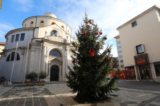 U Rijeci postavljene jelke uoči Božića