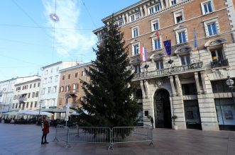 U Rijeci postavljene jelke uoči Božića