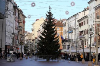 U Rijeci postavljene jelke uoči Božića