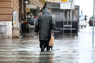 Rijeka: Zbog obilne kiše i plime poplavljene ulice pored tržnice