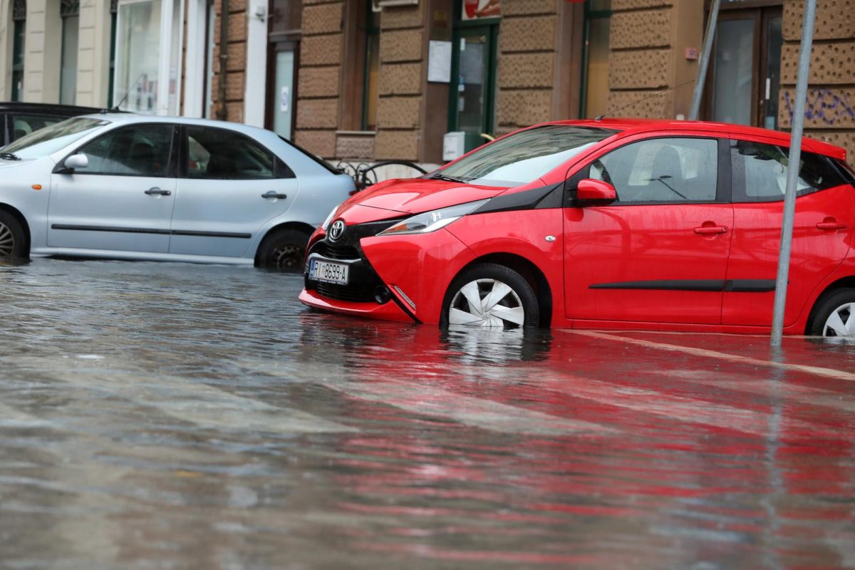 Rijeka: Zbog obilne kiše i plime poplavljene ulice pored tržnice