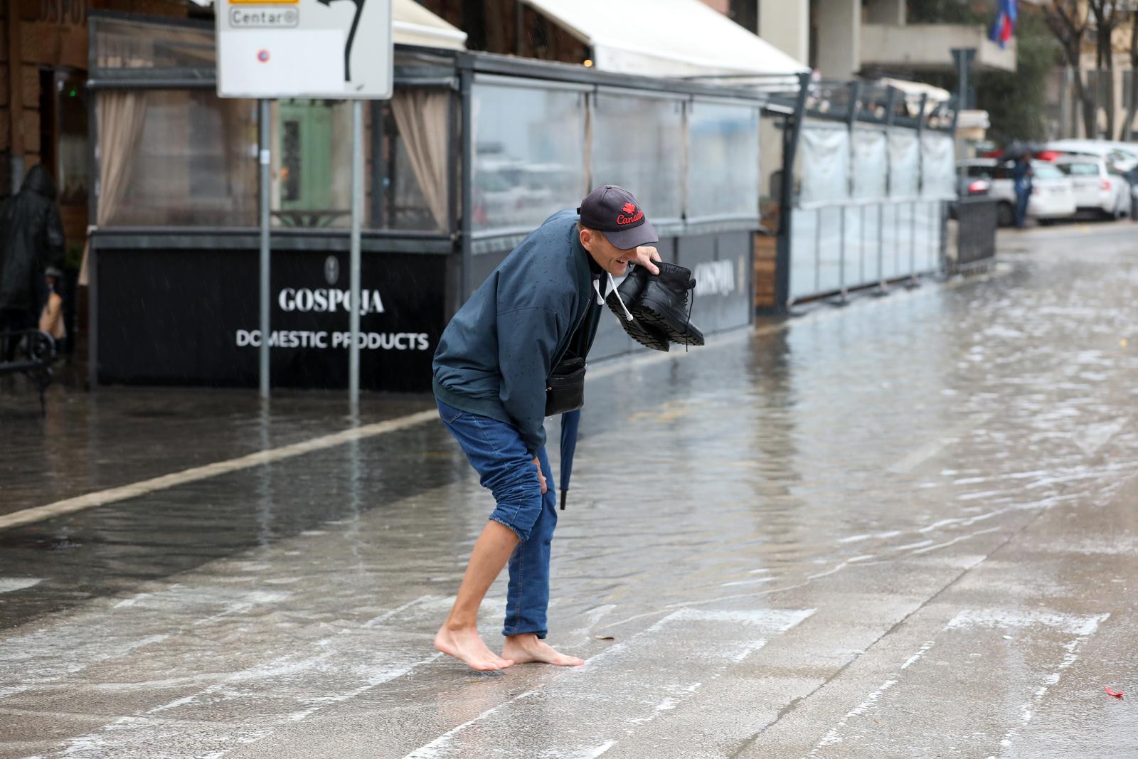 Rijeka: Zbog obilne kiše i plime poplavljene ulice pored tržnice