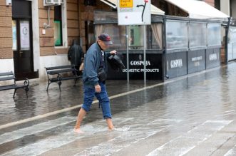 Rijeka: Zbog obilne kiše i plime poplavljene ulice pored tržnice