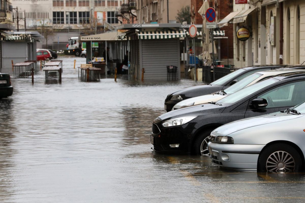 Rijeka: Zbog obilne kiše i plime poplavljene ulice pored tržnice