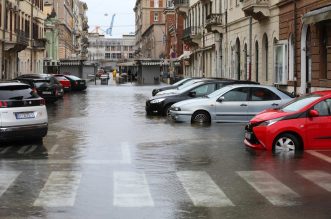 Rijeka: Zbog obilne kiše i plime poplavljene ulice pored tržnice