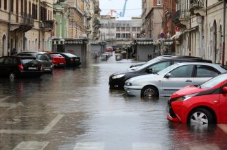 Rijeka: Zbog obilne kiše i plime poplavljene ulice pored tržnice