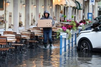 Rijeka: Zbog obilne kiše i plime poplavljene ulice pored tržnice