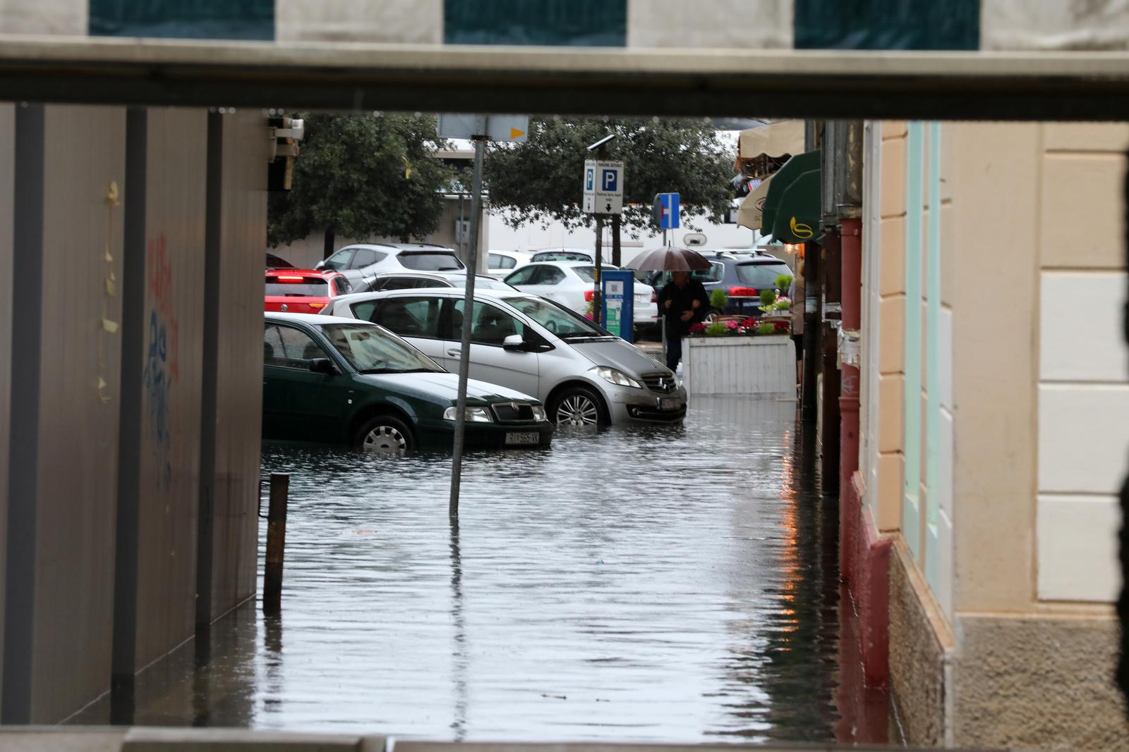 Rijeka: Zbog obilne kiše i plime poplavljene ulice pored tržnice